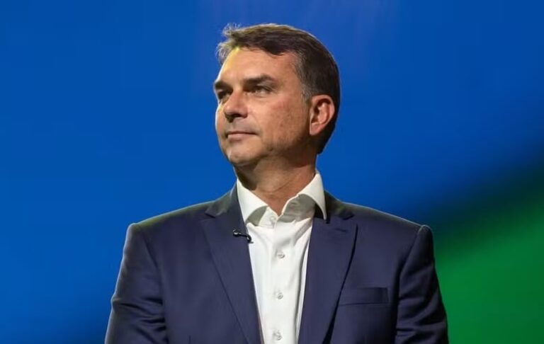 Flávio Bolsonaro confirma Alfredo Gaspar como vice em sua chapa
