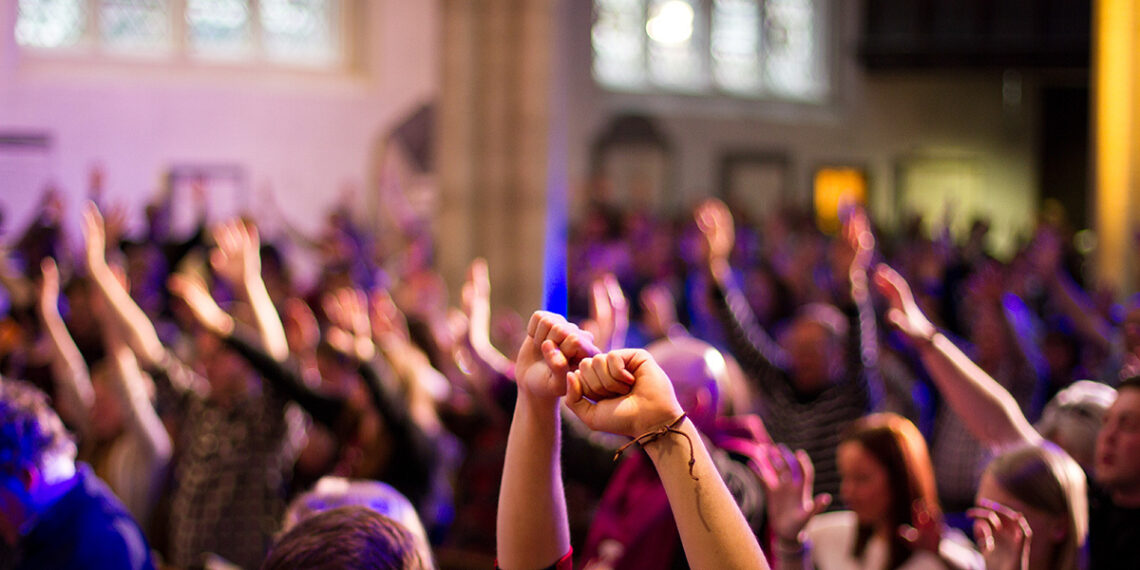 Jovens querem mais liturgia nas igrejas: pesquisa aponta tendência