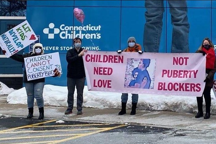 Hospital de Connecticut suspende cirurgias trans em crianças