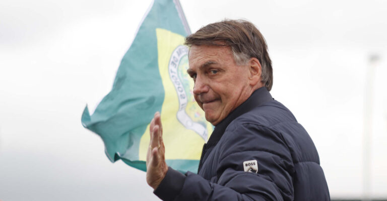 Bolsonaro apresenta sonolência e instabilidade, mas segue estável