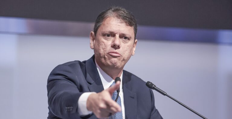 Tarcísio segue orientação e sobe o tom em debate contra Haddad