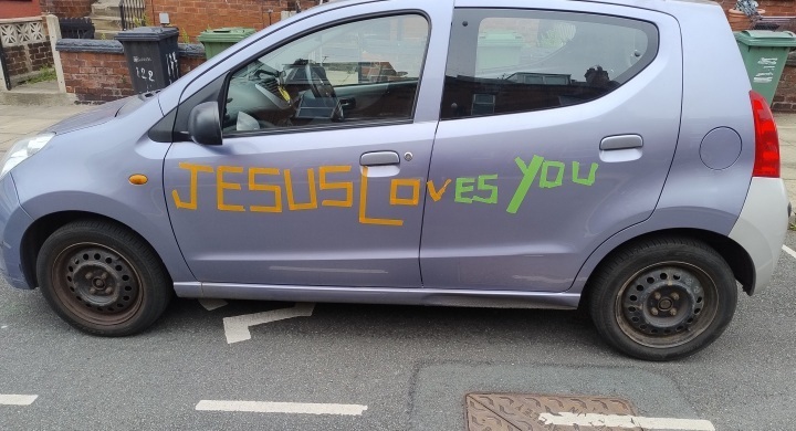 Motorista perde seguro por adesivos de ‘Jesus te ama’ no carro
