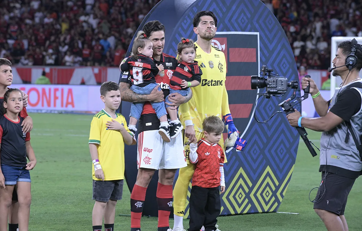 Menino de 8 anos homenageia pai e vive dia especial no Rio