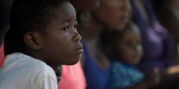 Menino de 12 anos é forçado a comer parte de cadáver na Nigéria