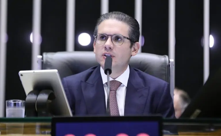 Frente Evangélica nega acordo sobre PL da misoginia