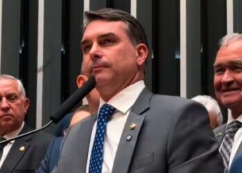Flávio divulga diplomas após questionamentos sobre currículo