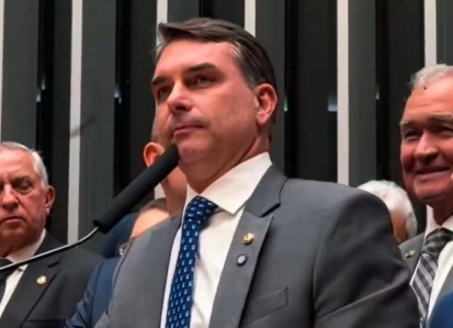 Flávio divulga diplomas após questionamentos sobre currículo