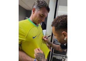 Neymar autografa camisa de Flávio em São Januário