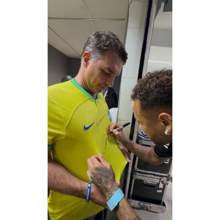 Neymar autografa camisa de Flávio em São Januário