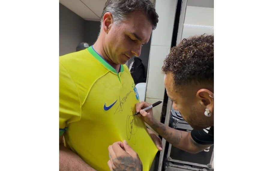 Neymar autografa camisa de Flávio em São Januário