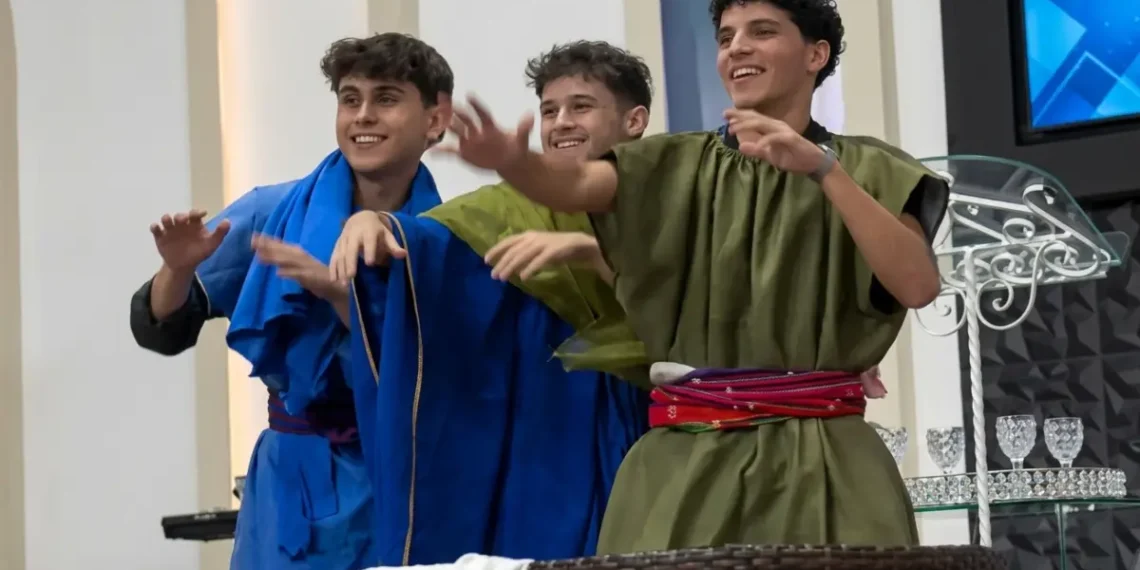 Apresentação jovem na igreja gera debate sobre criatividade