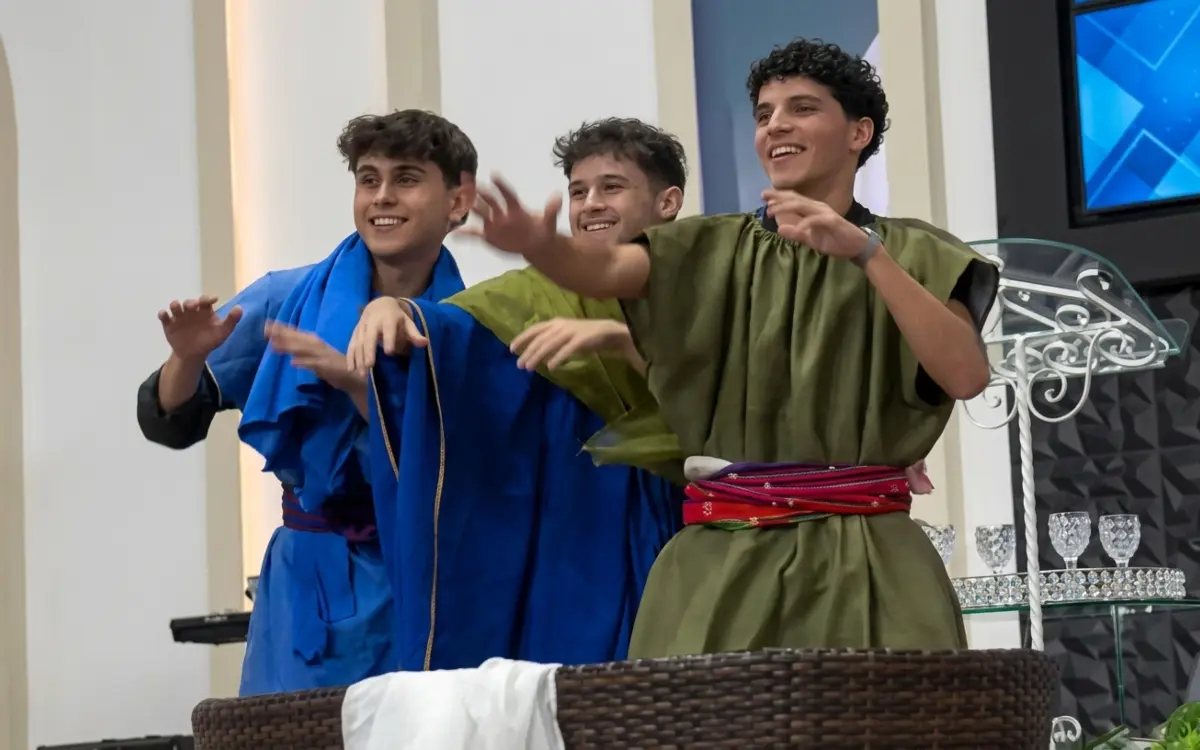 Apresentação jovem na igreja gera debate sobre criatividade