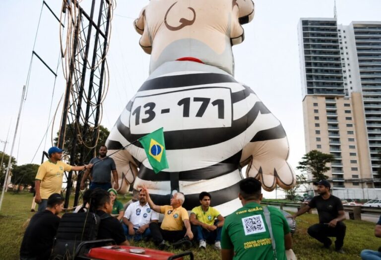 PF tenta retirar ‘Pixuleco’ de protesto contra Lula em Natal