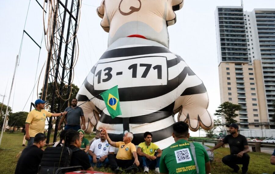 PF tenta retirar ‘Pixuleco’ de protesto contra Lula em Natal