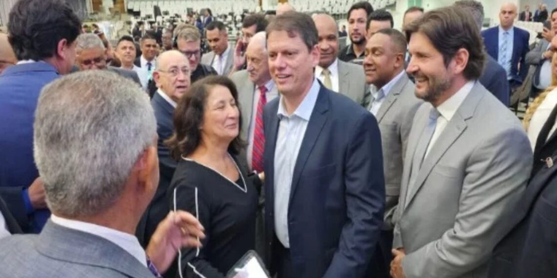 Movimento pede investigação contra Tarcísio por ida a igreja