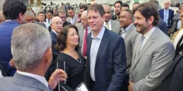 Movimento pede investigação contra Tarcísio por ida a igreja