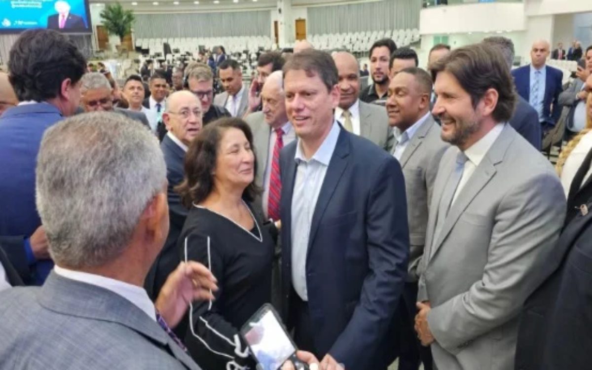 Movimento pede investigação contra Tarcísio por ida a igreja