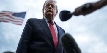 Trump ameaça destruir ilha iraniana de Kharg após ataques