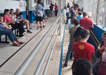 Paulistanos enfrentam filas para tomar vacina contra sarampo