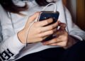 'Dinheiro fácil': Como grupos armados estão usando Facebook e TikTok para recrutar menores na Colômbia