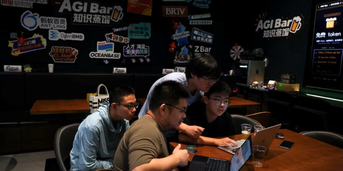 Cerveja, DeepSeek e robôs: conheça o bar que virou ponto de encontro da turma da IA na China