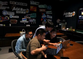 Cerveja, DeepSeek e robôs: conheça o bar que virou ponto de encontro da turma da IA na China