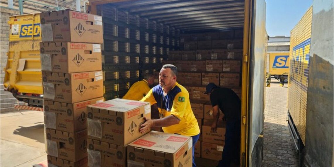 TRE-MT envia últimas urnas eletrônicas para interior do estado