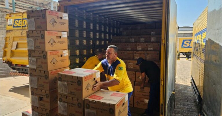 TRE-MT envia últimas urnas eletrônicas para interior do estado