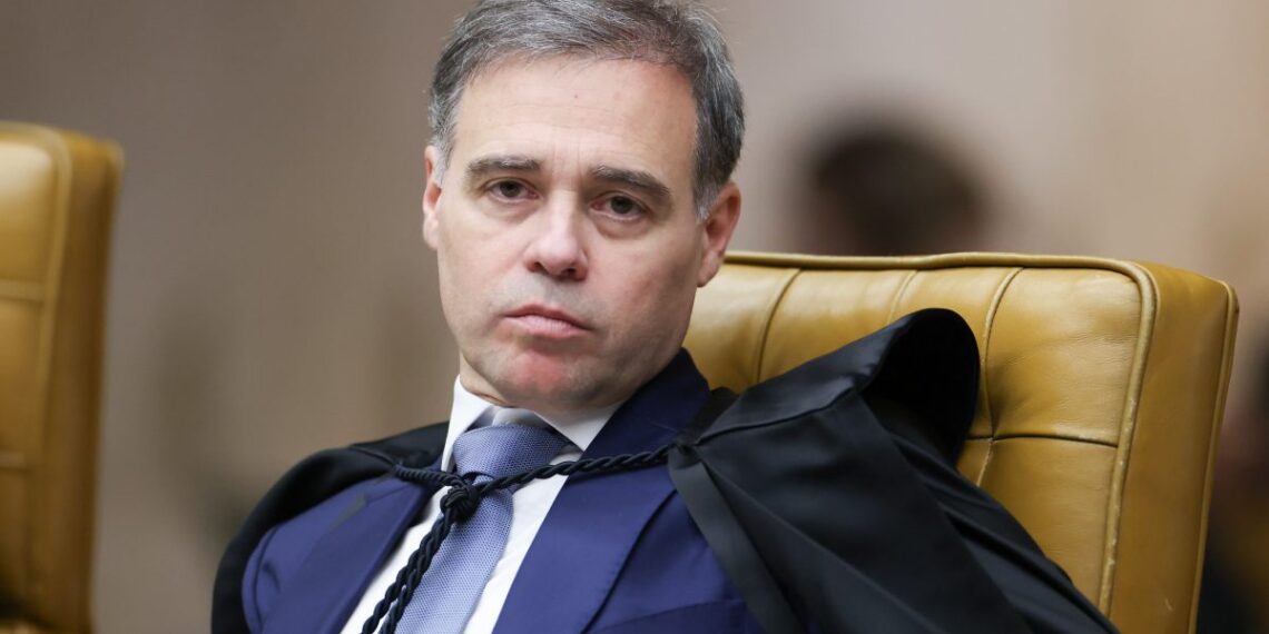 Mendonça incluiu Flávio Bolsonaro como investigado no caso Dark Horse