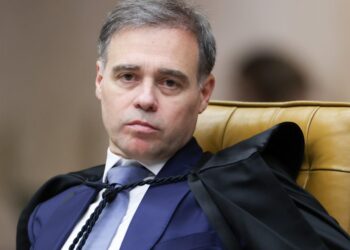 Mendonça incluiu Flávio Bolsonaro como investigado no caso Dark Horse