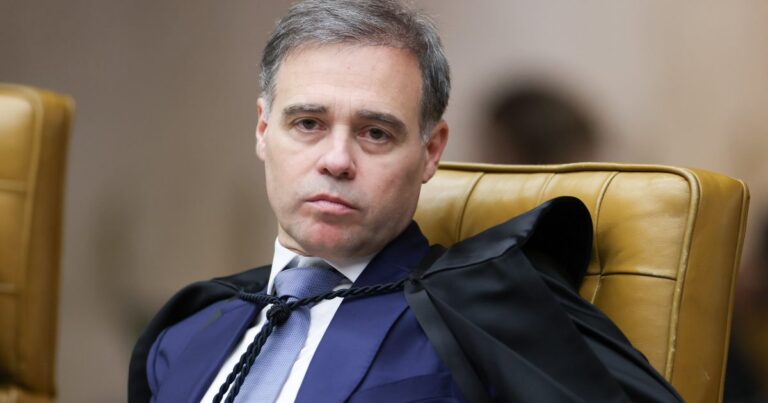 Mendonça incluiu Flávio Bolsonaro como investigado no caso Dark Horse