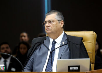 Dino aponta indícios de liderança de Mário Frias em desvio de emendas