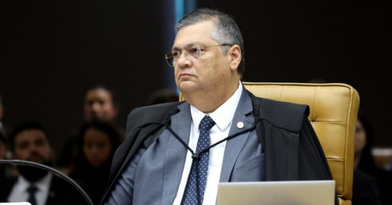 Dino aponta indícios de liderança de Mário Frias em desvio de emendas