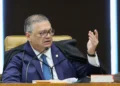 Flávio Dino pede vista de julgamento sobre Moraes e Mendonça