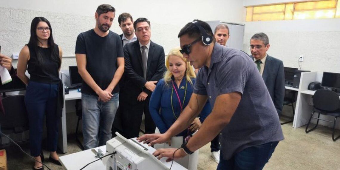 Parceria leva treinamento com inclusão a eleitores com deficiência visual em Cuiabá