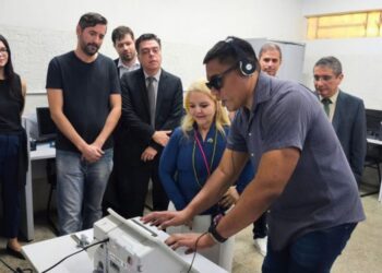 Parceria leva treinamento com inclusão a eleitores com deficiência visual em Cuiabá