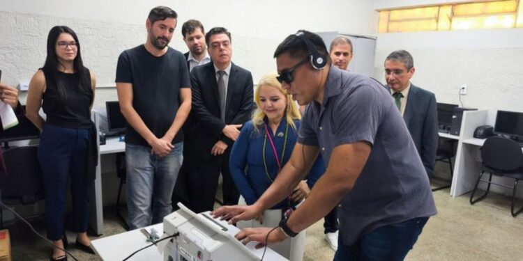 Parceria leva treinamento com inclusão a eleitores com deficiência visual em Cuiabá