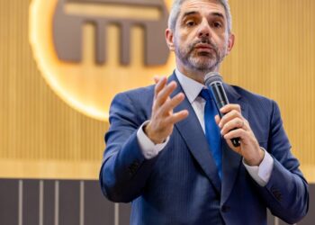 Governo digital nos municípios depende de capacitação de servidores, defende professor