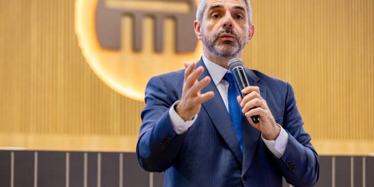 Governo digital nos municípios depende de capacitação de servidores, defende professor