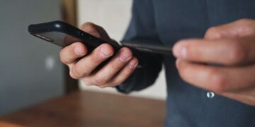 Alteração de IMEIs e notas fiscais falsas: entenda esquema usado por criminosos para comercializar celulares roubados
