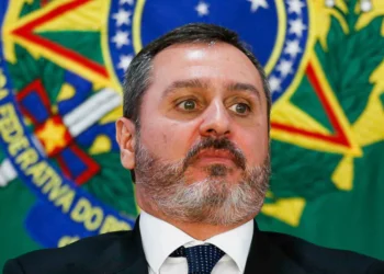 STF alcança maioria para afastar chefe da PF; Gilmar Mendes pede vista