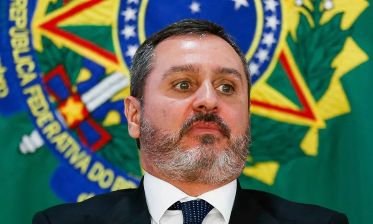 STF alcança maioria para afastar chefe da PF; Gilmar Mendes pede vista