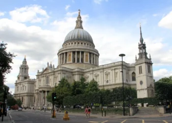 Parceria entre catedral de Londres e boate gera críticas