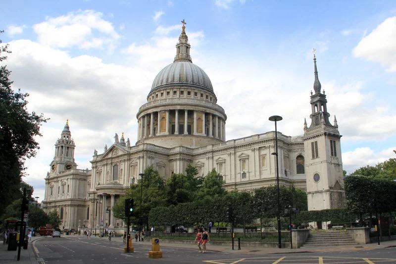 Parceria entre catedral de Londres e boate gera críticas