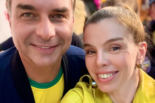 Penélope Nova manifesta apoio a Flávio Bolsonaro