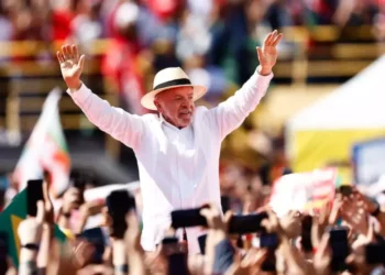 Lula compara vermelho do PT ao “sangue de Cristo”