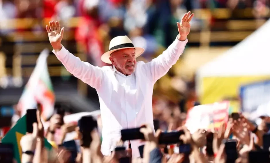 Lula compara vermelho do PT ao “sangue de Cristo”