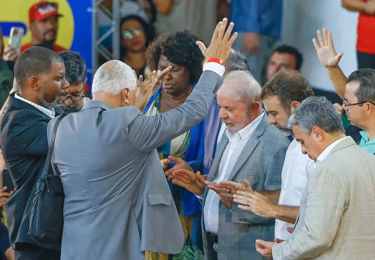 Pesquisa revela rejeição à política nas igrejas brasileiras