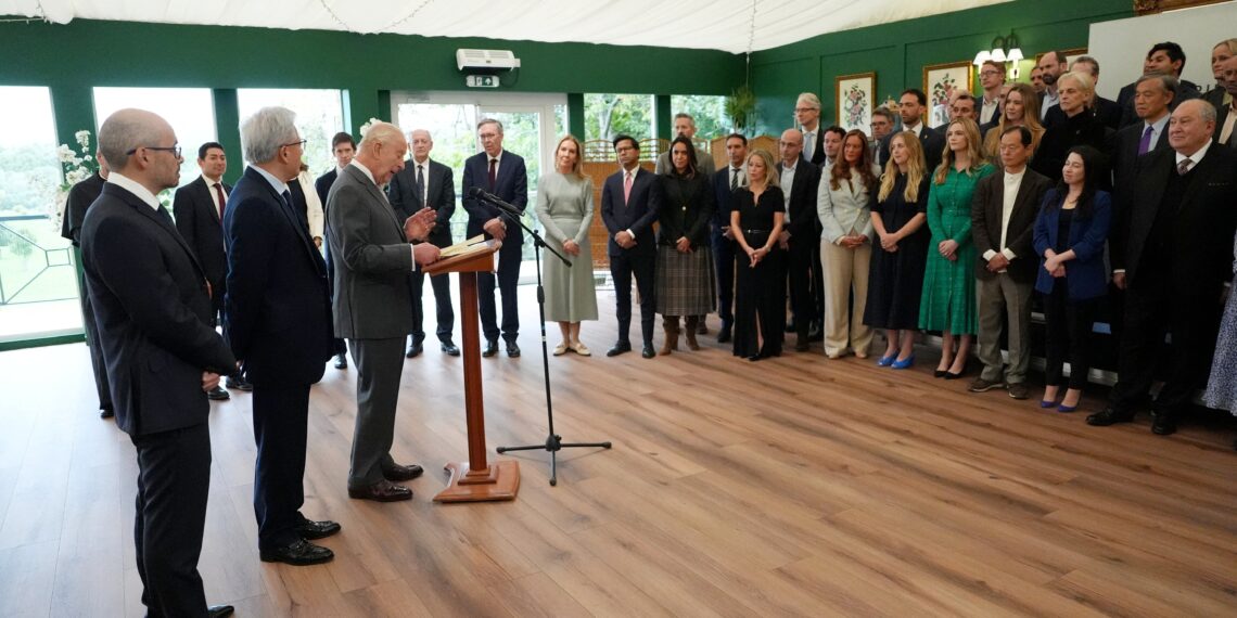Rei Charles III alerta sobre riscos da IA e pede medidas de executivos antes que seja 'tarde demais'