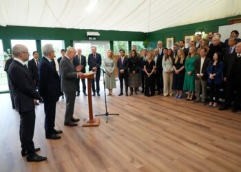 Rei Charles III alerta sobre riscos da IA e pede medidas de executivos antes que seja 'tarde demais'